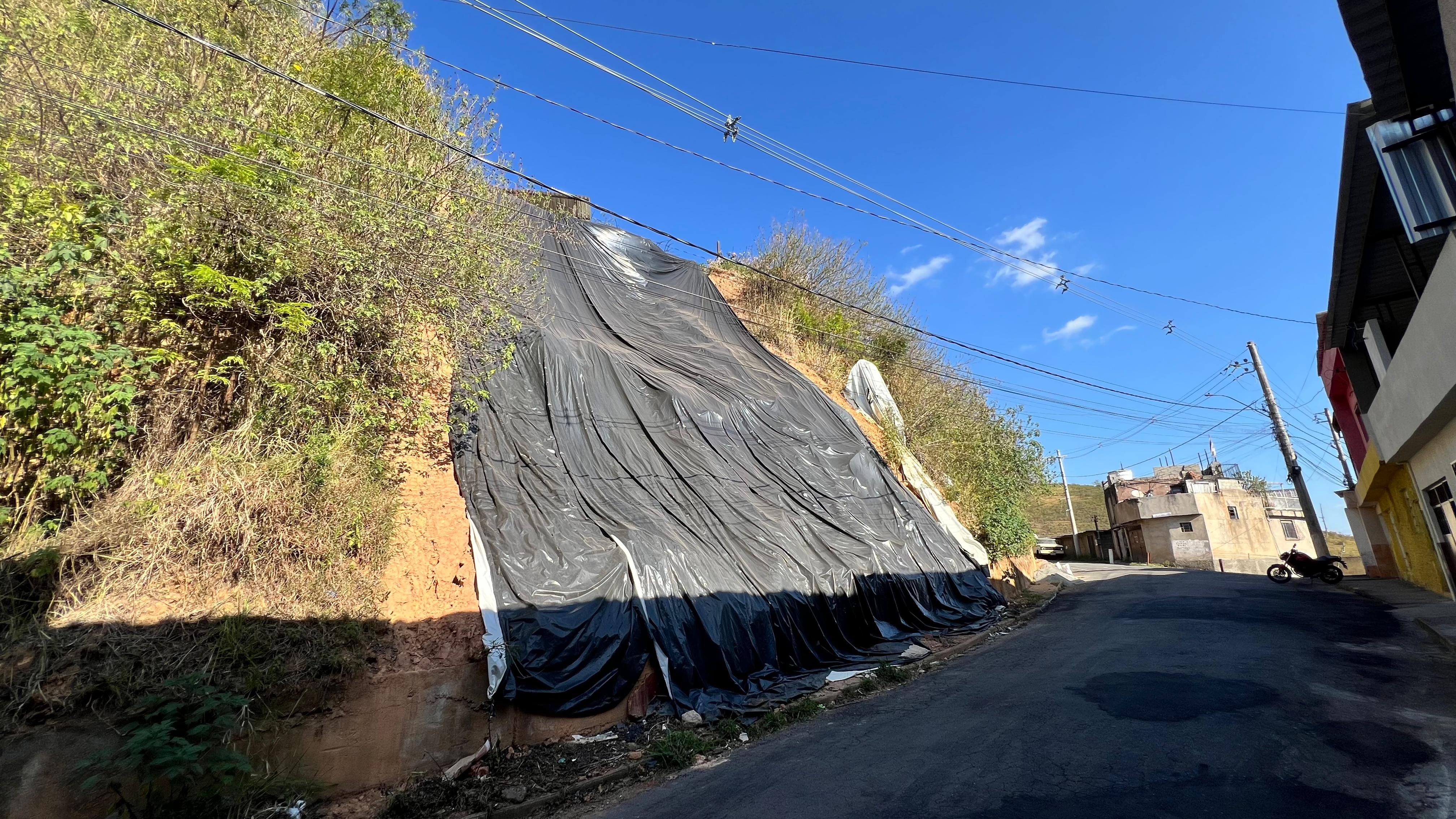 Obra para construção de muro de contenção interdita Rua Alagoas nesta sexta-feira no Bairro das Flores